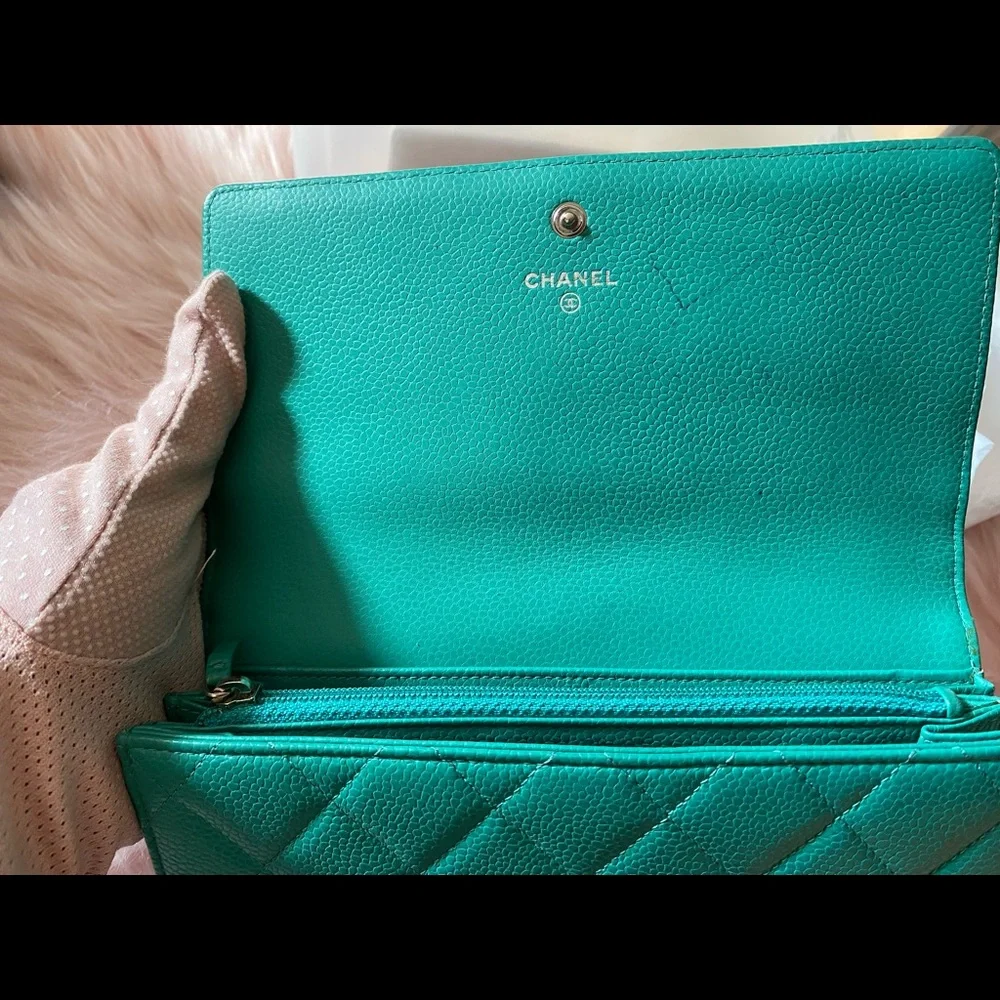 100% Authentic Chanel Wallet in Caviar - Picture 2 of 8